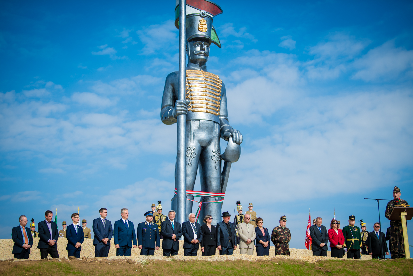 A Föld legnagyobb katonaszobra - felavatták Miskahuszár szobrát Pákozdon
